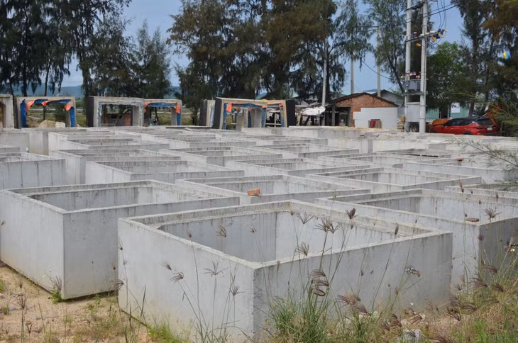 Và đúc sẵn cấu kiện bê tông chờ khi đủ điều kiện tiến hành hạ lắp