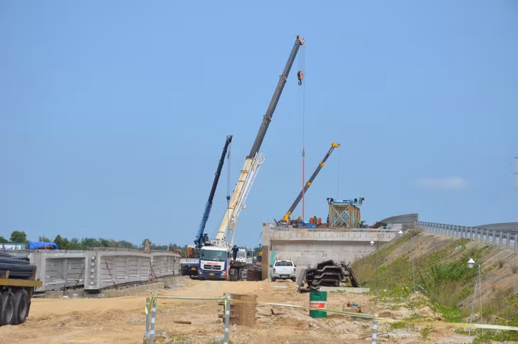 Trong khi chờ thủ tục được khai thác đất đắp, nhà thầu thi công hạng mục cầu Tam Hiệp (1 trong 6 hạng mục cầu trên tuyến)