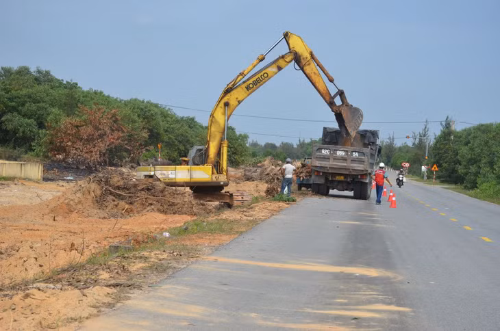 ... vì chỉ việc dọn dẹp cây trồng trên đất nhưng chưa thể thi công công đoạn tiếp theo do chưa có nguồn cung đất đắp