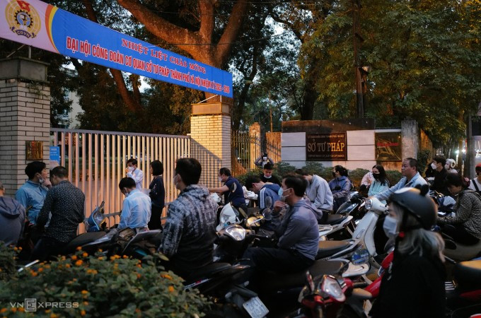 Người dân xếp hàng từ 4h sáng trước cổng Sở Tư pháp Hà Nội để làm lý lịch tư pháp