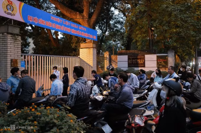 Người dân xếp hàng từ 4h sáng trước cổng Sở Tư pháp Hà Nội để làm lý lịch tư pháp