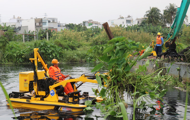 Máy vớt rác được Sở Giao thông vận tải thử nghiệm