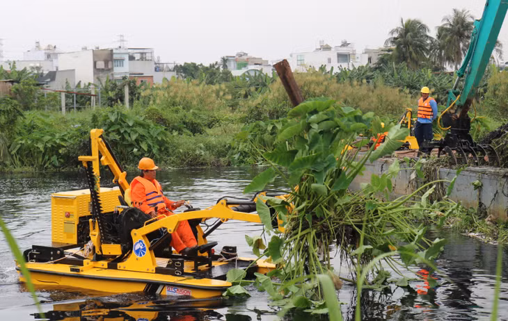 Máy vớt rác được Sở Giao thông vận tải thử nghiệm