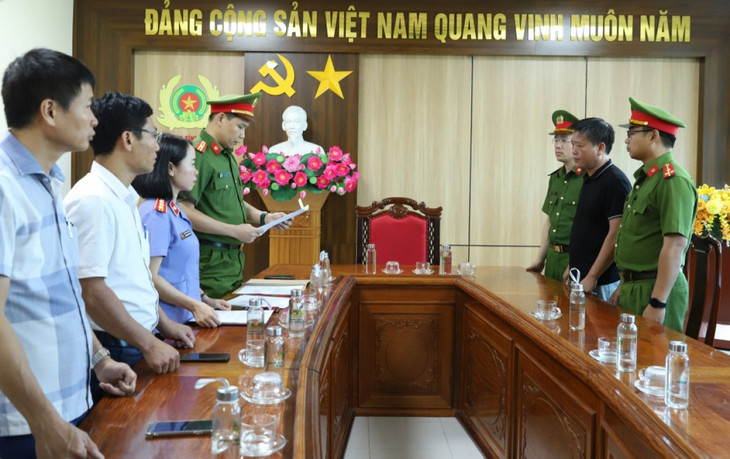 Cơ quan điều tra tống đạt quyết định khởi tố bị can đối với Nguyễn Hữu Hoàng - nguyên Giám đốc Công ty VN11