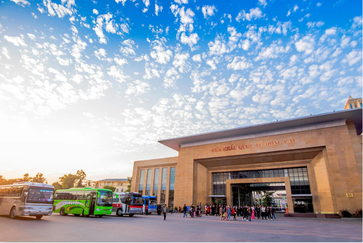 Cửa khẩu quốc tế Móng Cái là nơi diễn ra các hoạt động xuất - nhập khẩu hàng hoá. Trong năm 2022, dù phía Trung Quốc tạm ngừng thông quan trong thời điểm dịch bệnh, tổng kim ngạch xuất nhập khẩu của thành phố vẫn đạt 3,5 tỷ USD.