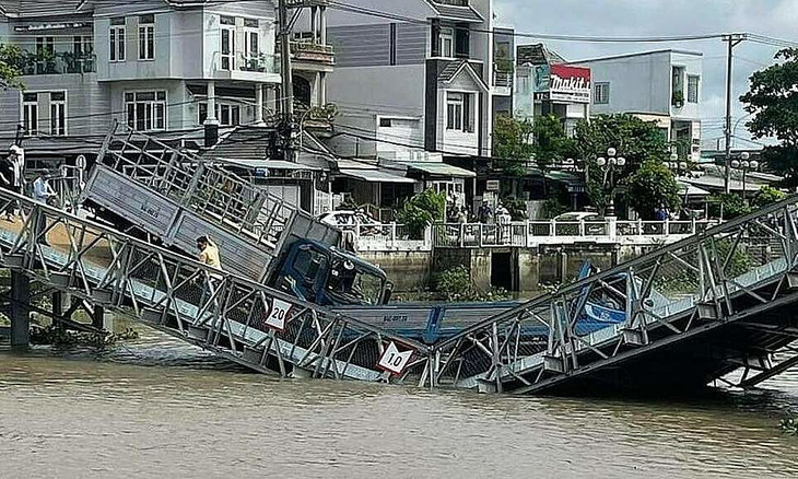 Hiện trường vụ sập cầu sáng 16/7