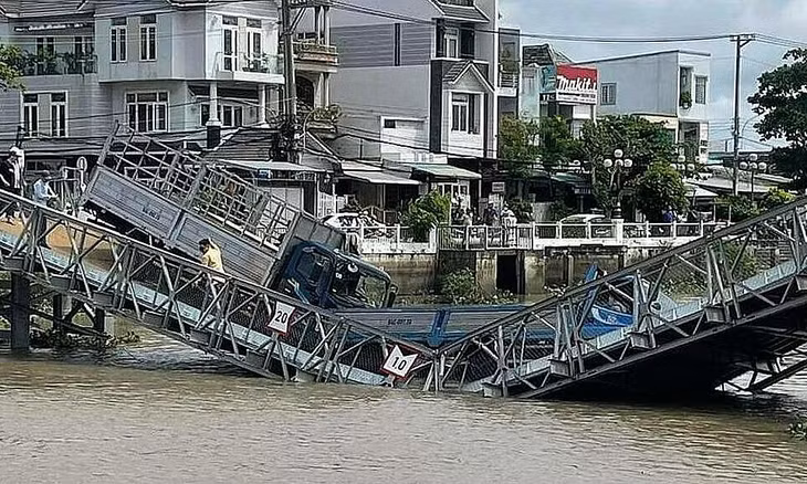 Hiện trường vụ sập cầu sáng 16/7