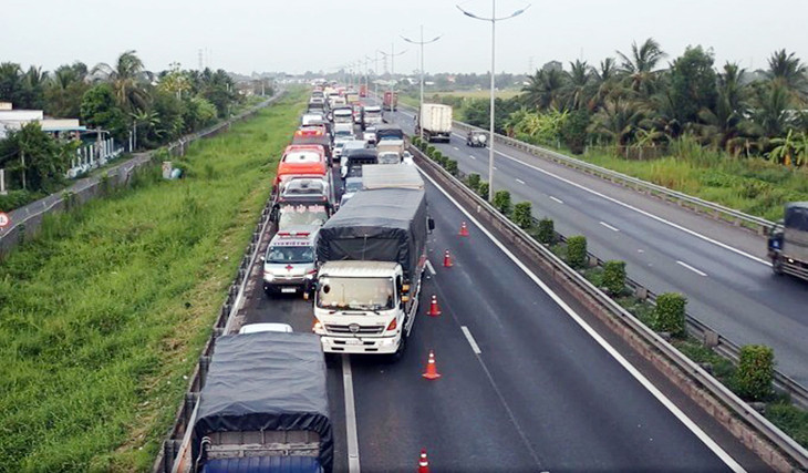 Kẹt xe kéo dài trên cao tốc TP.HCM - Trung Lương