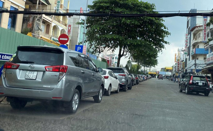 Một làn đường Châu Văn Liêm ở quận Ninh Kiều được trưng dụng làm bãi đỗ ôtô