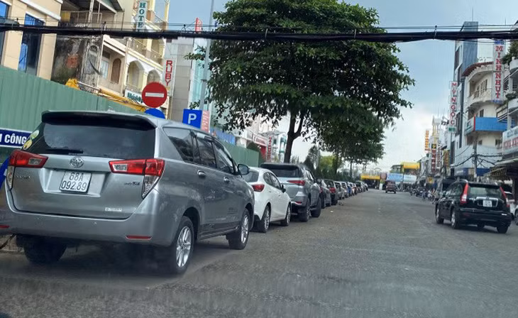 Một làn đường Châu Văn Liêm ở quận Ninh Kiều được trưng dụng làm bãi đỗ ôtô