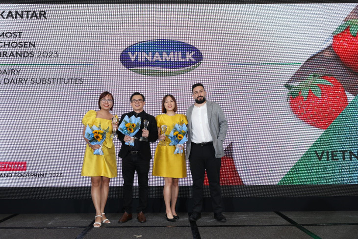 Vinamilk giữ vững ngôi vị là thương hiệu được chọn mua nhiều nhất trong lĩnh vực sữa và các sản phẩm thay thế sữa 11 năm liên tiếp, theo đo lường của Kantar