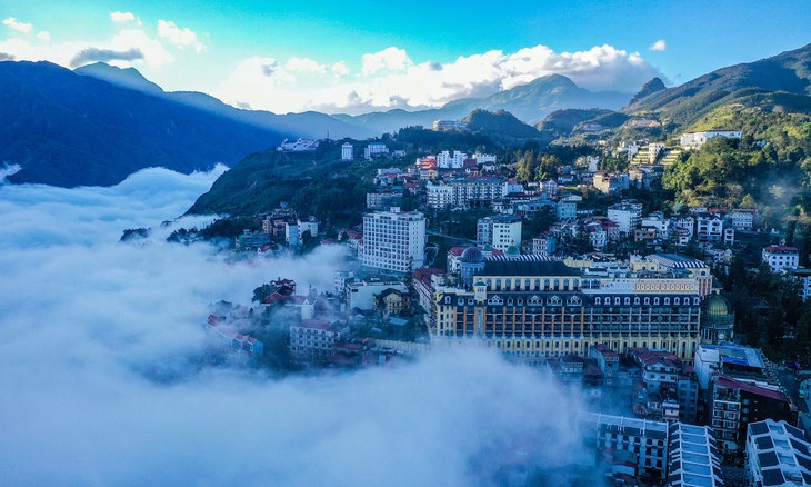 Khu vực trung tâm Sa Pa nhìn từ trên cao, dày đặc công trình cao tầng