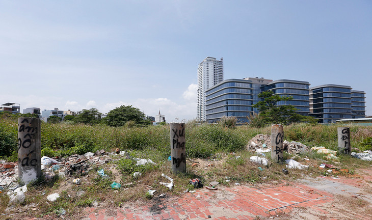 Một khu đất công ven sông Hàn, dưới chân cầu Thuận Phước thành nơi đổ xà bần, phế thải
