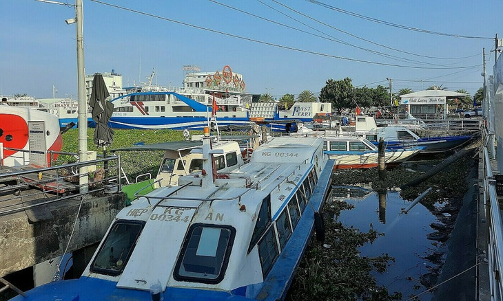 Tàu neo đậu tại bến tàu Rạch Giá