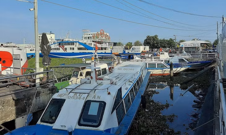 Tàu neo đậu tại bến tàu Rạch Giá