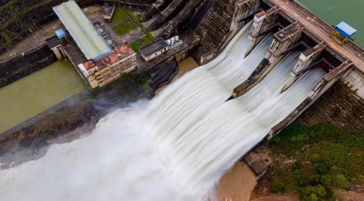 Thủy điện Hương Điền xả lũ