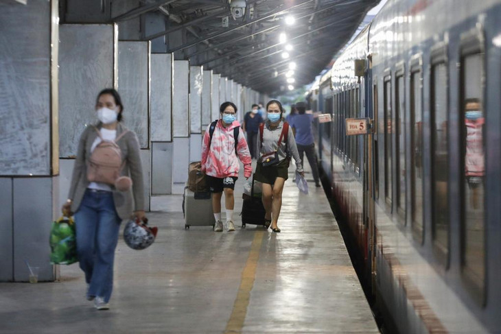 Hành khách đi tàu tại Ga Sài Gòn