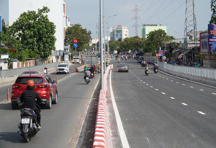 Xe chạy qua nhánh thứ hai cầu Bưng (bên phải) Xe chạy qua nhánh thứ hai cầu Bưng (bên phải)