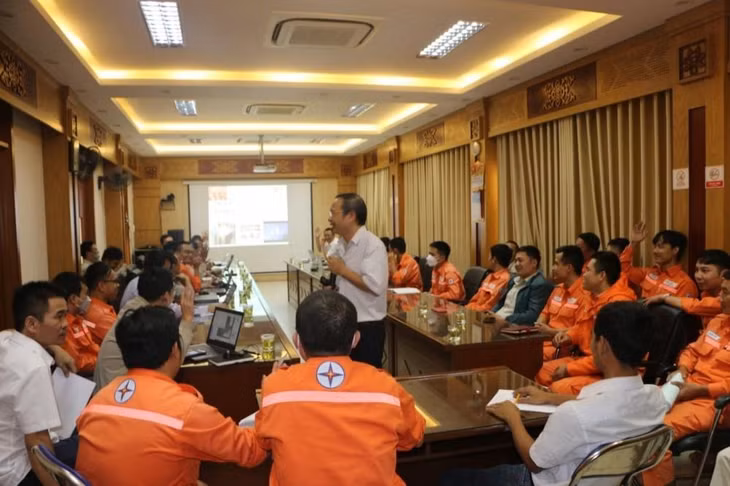 Ông Phạm Quốc Vẻ - Phó trưởng Ban An toàn EVNGENCO2 và học viên thảo luận nội dung bài giảng về an toàn điện