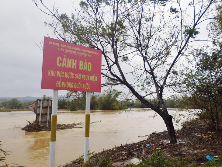Mưa giảm, nhưng mực nước trên các sông ở khu vực miền Trung vẫn còn rất cao, nguy cơ lũ lụt tái diễn vài ngày tới.