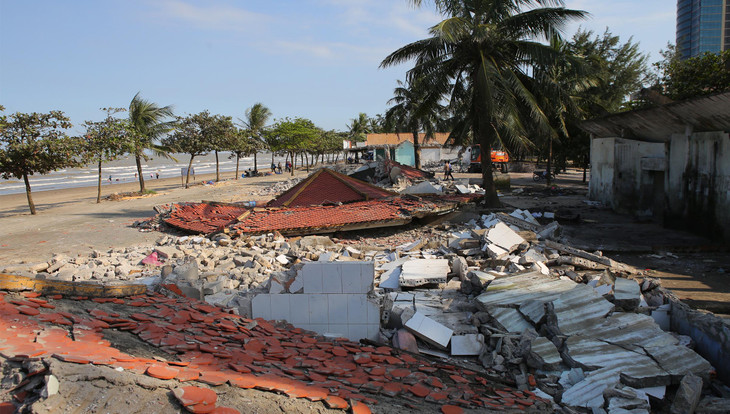 142/209 kiốt dọc đường Bình Minh, thị xã Cửa Lò (tỉnh Nghệ An) đã được người dân thu dọn đồ đạc hoặc tháo dỡ