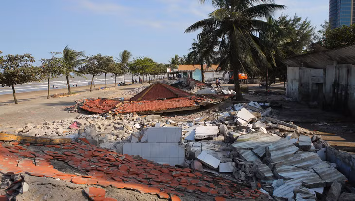 142/209 kiốt dọc đường Bình Minh, thị xã Cửa Lò (tỉnh Nghệ An) đã được người dân thu dọn đồ đạc hoặc tháo dỡ