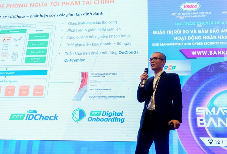 Ông Vũ Minh Tuấn giới thiệu hai giải pháp FPT Digital Onboarding và FPT.IDCheck. Ông Vũ Minh Tuấn giới thiệu hai giải pháp FPT Digital Onboarding và FPT.IDCheck.