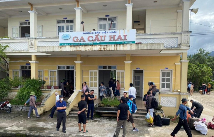 Ngành đường sắt đã chuyển tải hơn 180 hành khách tàu SE7 từ ga Cầu Hai (huyện Phú Lộc, tỉnh Thừa Thiên Huế) đến ga Đà Nẵng và 200 hành khách tàu SE8 từ ga Đà Nẵng đến ga Cầu Hai.