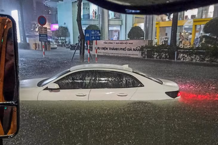 Học sinh, sinh viên ở Đà Nẵng, Quảng Nam và Thừa Thiên Huế nghỉ học từ ngày 15/10 vì mưa lũ