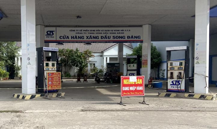 Một cửa hàng xăng dầu trên đường Vĩnh Lộc (huyện Bình Chánh) thông báo ngưng bán, đang nhập hàng.