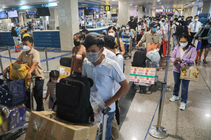 Hành khách làm thủ tục tại Sân bay Tân Sơn Nhất
