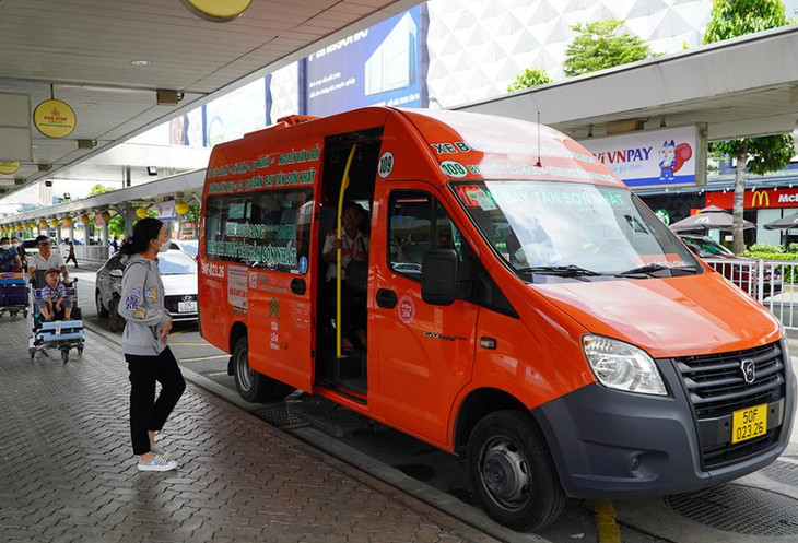 Buýt 109 chờ đón khách ở sân bay