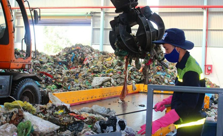 Công nhân khu xử lý rác thải Vĩnh Tân, huyện Vĩnh Cửu