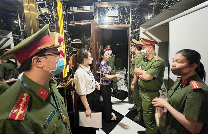 Công an quận phối hợp cùng UBND quận Hoàn Kiếm kiểm tra hoạt động phòng, chống cháy, nổ tại các quán karaoke trên địa bàn