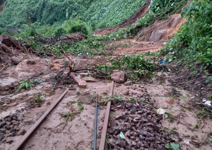 Đường ray bị ngập đất đá do mưa lũ Đường ray bị ngập đất đá do mưa lũ