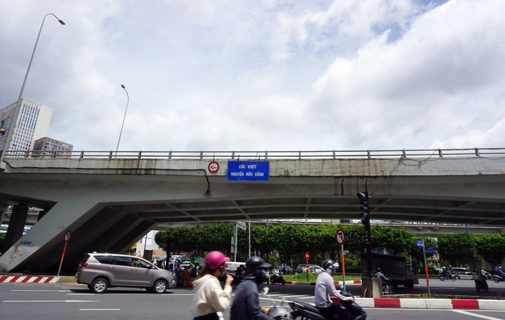 Nhịp chính giữa cầu vượt Nguyễn Hữu Cảnh bị võng xuống sau sự cố đứt cáp ngầm.