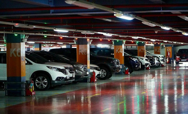 Ô tô đậu ở bãi xe cao tầng sân bay Tân Sơn Nhất