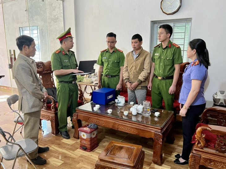 Cơ quan Cảnh sát điều tra đọc quyết định khởi tố đối tượng Phạm Viết Nhuận