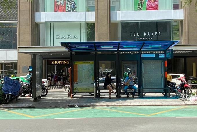 Khách ở trạm dừng đường Lê Thánh Tôn, Quận 1, được sơn phản quang màu xanh