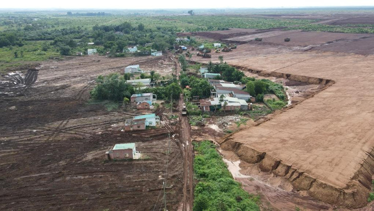 Một khu vực đang chờ giải phóng mặt bằng tại công trường sân bay Long Thành Một khu vực đang chờ giải phóng mặt bằng tại công trường sân bay Long Thành