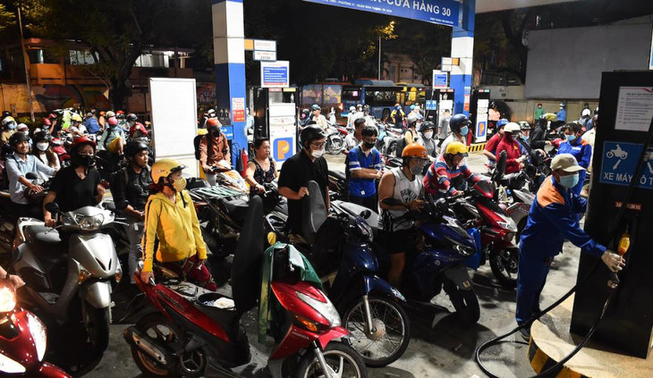 Trạm xăng dầu trên đường Xô Viết Nghệ Tĩnh, quận Bình Thạnh (TP.HCM) đông đúc người mua