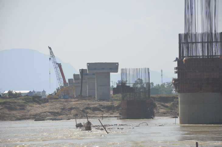Trụ giữa sông này theo tiến độ phải được đúc bê tông phần thân trụ lên chiều cao an toàn, nhưng các đợt mưa lũ vừa qua đã cản trở nhà thầu thi công, hiện mới đúc phần trụ dưới nước