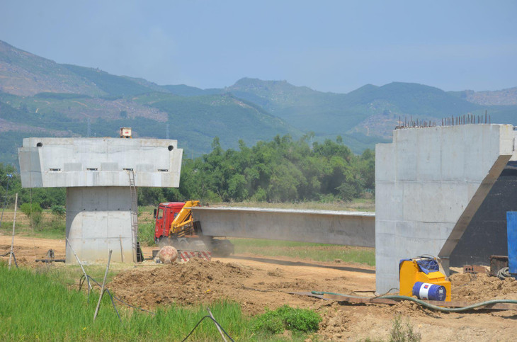 Vận chuyển dầm ra vị trí giữa hai trụ chuẩn bị nâng gác