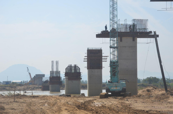 Tỉnh Quảng Nam có hai sông lớn là Vu Gia và Thu Bồn. Đặc tính lòng sông rộng nên các cây cầu bắc qua đều khá dài. Quá trình thi công vào mùa mưa lũ rất vất vả vì nước dâng cao và chảy xiết.