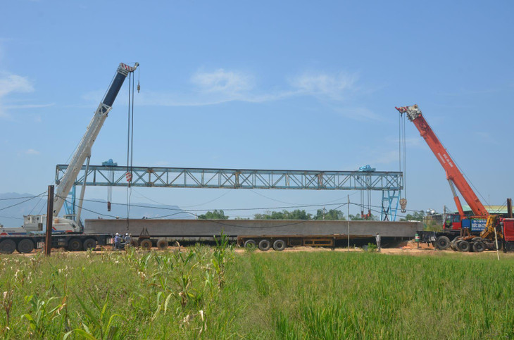 Hai cẩu tải trọng nặng hai đầu chuẩn bị công tác nâng dầm đặt lên xe kéo và đẩy ra vị trí gác dầm