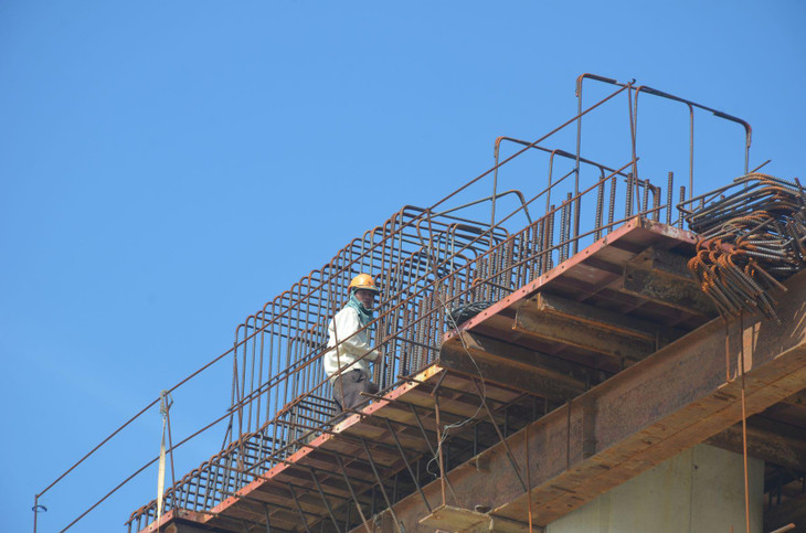 Trong khi chờ nước rút xuống mức an toàn và có thể thi công phần dưới nước, nhà thầu tiến hành đúc bê tông bệ đỡ trên các thân trụ phía bờ Bắc Cốp pha chuẩn bị đổ vai dầm tại các thân trụ ở khu vực lòng sông