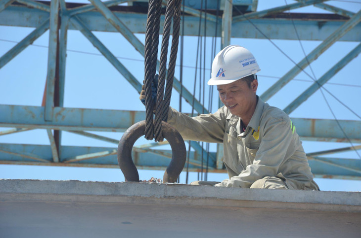 Cột dây cẩu vào điểm kĩ thuật tiến hành cẩu dầm lên xe đẩy