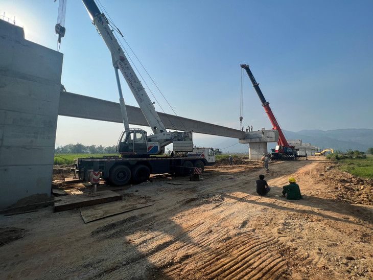 Gần 7 tiếng từ lúc chuẩn bị đến khi dầm đầu tiên được gác thành công lên hai vai trụ. Theo thiết kế, mỗi vai trụ sẽ có 4 dầm được gác lên. Nhà thầu cho biết, đây là dầm đầu tiên được gác lên nên công tác chuẩn bị phải kỹ càng, thời gian có hơi lâu, bắt đầu từ dầm thứ 2 tiến độ sẽ nhanh hơn.