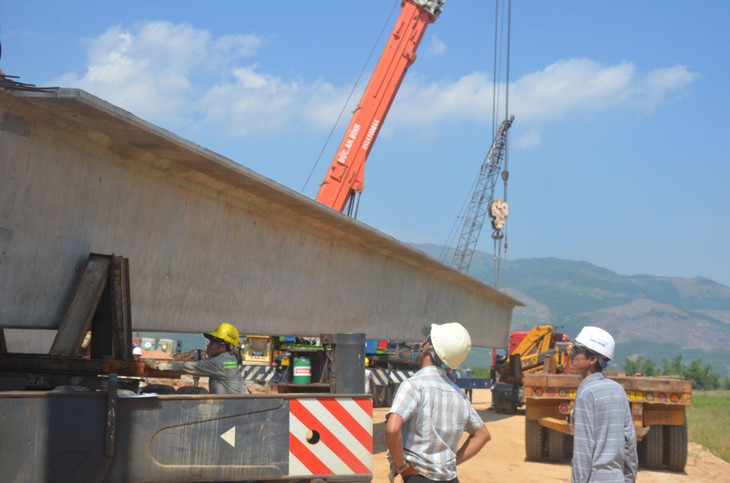 Trong khi đó, ở phía bờ Nam, nhà thầu bắt đầu chuẩn bị các dầm đầu tiên đưa về phía các trụ nối