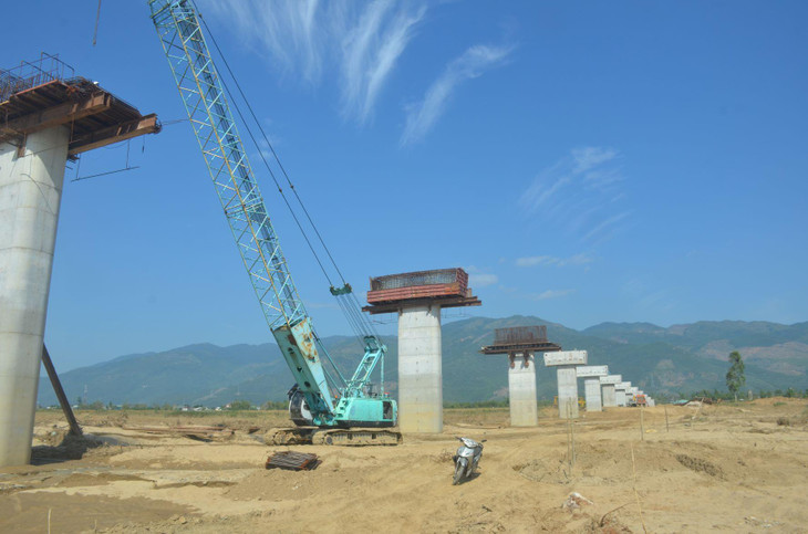 Cốp pha chuẩn bị đổ vai dầm tại các thân trụ ở khu vực lòng sông